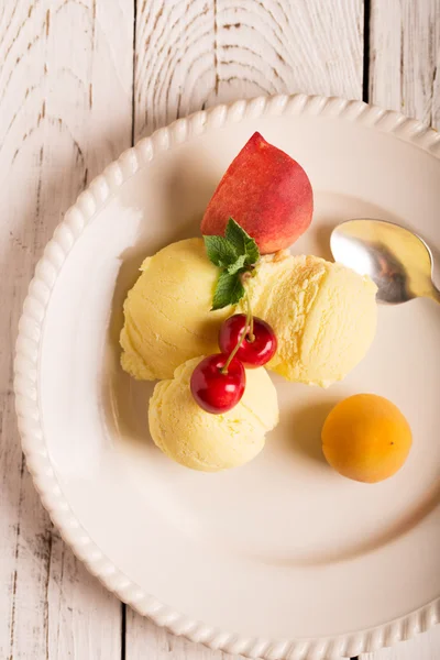 Meyve ile lezzetli dondurma — Stok fotoğraf