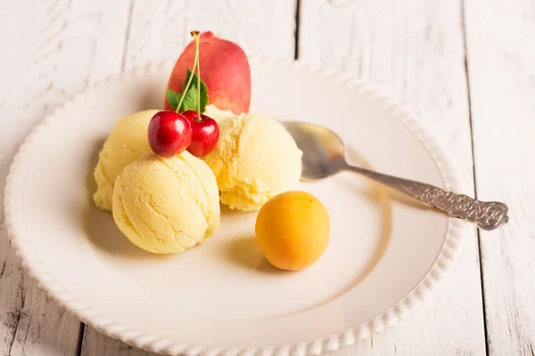 Lekker ijsje met fruit — Stockfoto