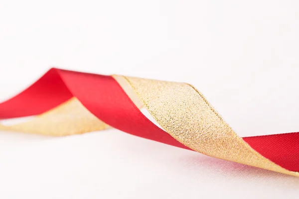 Ouro agradável e fitas de cetim vermelho — Fotografia de Stock