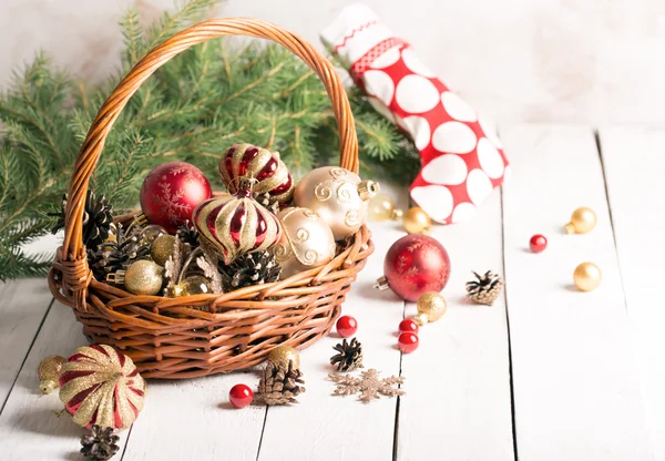 Cesta de Natal com ornamentos vermelhos e dourados — Fotografia de Stock