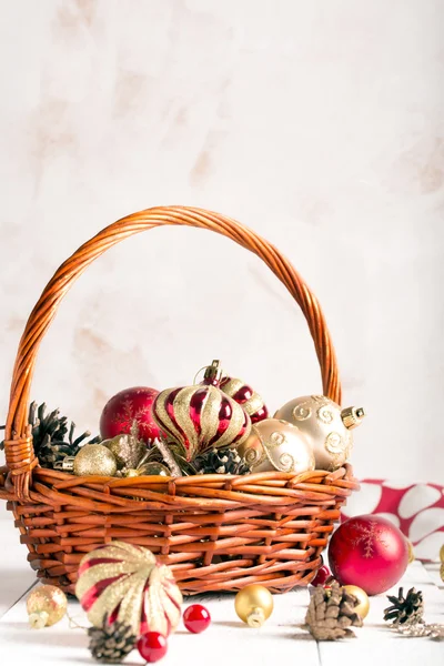 Χριστούγεννα καλάθι με κόκκινα και χρυσά στολίδια — Φωτογραφία Αρχείου