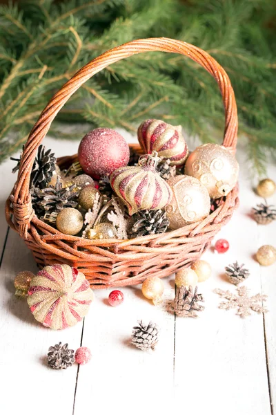 Cesta de Natal com ornamentos vermelhos e dourados — Fotografia de Stock