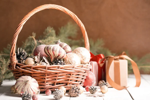 Cesta de Natal com ornamentos — Fotografia de Stock