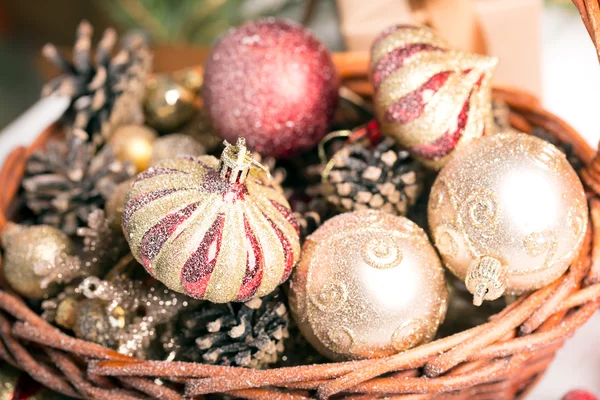 Cesta de Natal com ornamentos vermelhos e dourados — Fotografia de Stock