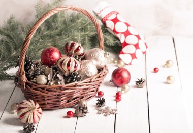 Noel sepeti kırmızı ve altın süslemeli
