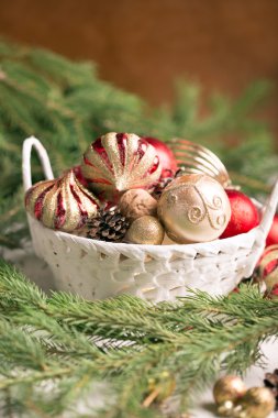 Noel sepeti kırmızı ve altın süslemeli