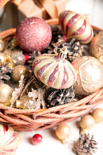 Cesto di Natale con ornamenti rossi e dorati — Foto Stock