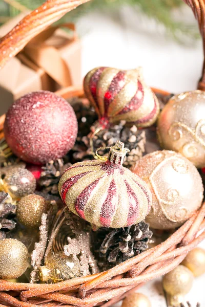 Cesta de Natal com ornamentos vermelhos e dourados — Fotografia de Stock