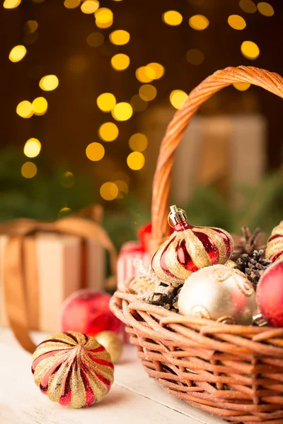 Cesta de Natal com ornamentos vermelhos e dourados — Fotografia de Stock