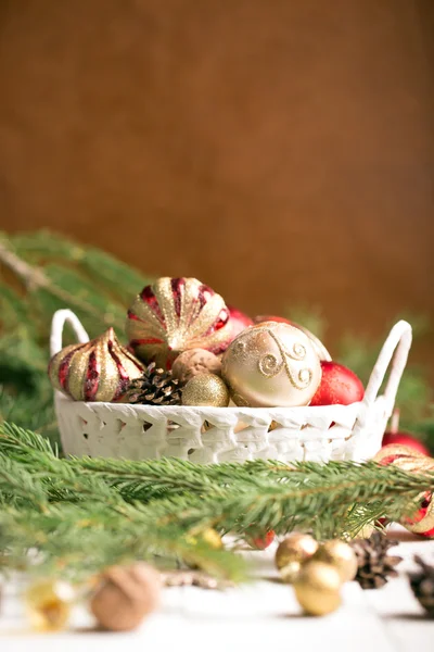 Cesta de Natal com ornamentos vermelhos e dourados — Fotografia de Stock