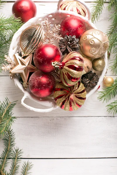 Cesta de Natal com ornamentos vermelhos e dourados — Fotografia de Stock