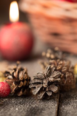 Köknar-koniler ve mum