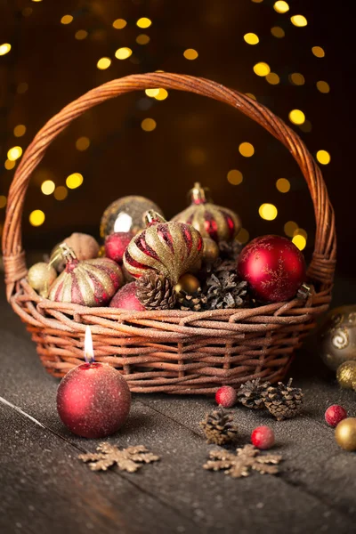 Panier de Noël avec ornements rouges et dorés — Photo