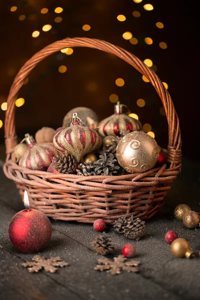 Cesta de Natal com ornamentos vermelhos e dourados — Fotografia de Stock