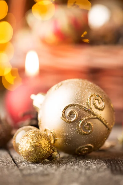 Enfeites de Natal dourado — Fotografia de Stock