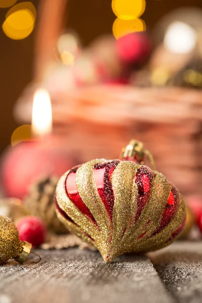 Natal ornamentos vermelhos e dourados — Fotografia de Stock