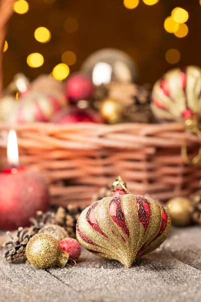 Natal ornamentos vermelhos e dourados — Fotografia de Stock