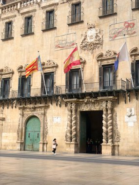 Alicante, İspanya - 15 Ekim 2025: Tarihsel cephe, Valensiya 'nın mimarisinin özünü kopyalayarak karmaşık tasarımlar ve canlı bayraklar içeriyor.