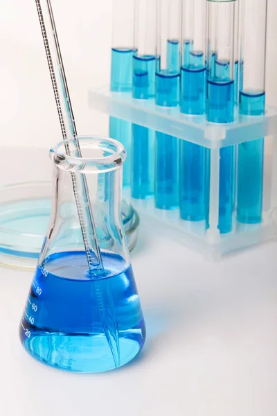 Equipo de laboratorio con líquido azul (agua ) — Foto de Stock