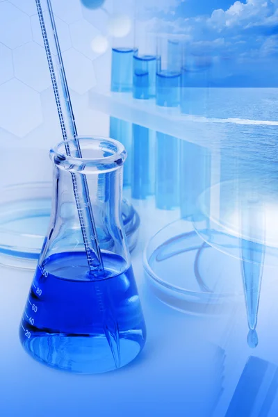 Laboratorieutrustning med blå vätska (vatten) — Stockfoto