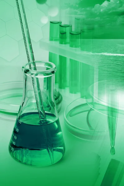 Equipamento de laboratório com líquido azul (água ) — Fotografia de Stock