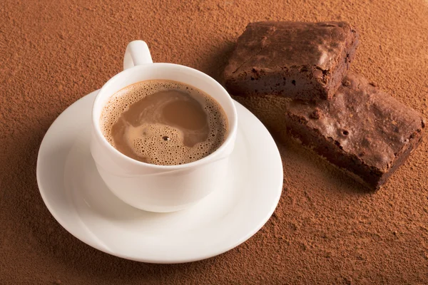 Tazza di cappuccino e brownies al cioccolato — Foto Stock