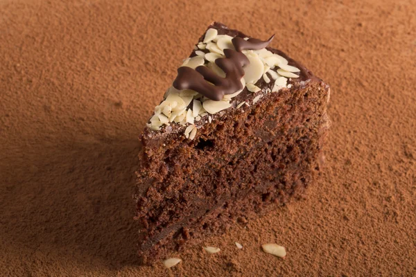 Pedazo de pastel de chocolate con almendras — Foto de Stock