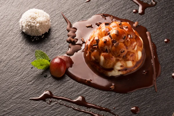Sobremesa cremosa e chocolate — Fotografia de Stock
