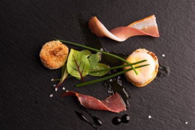 Haşlanmış yumurta taze salata ile