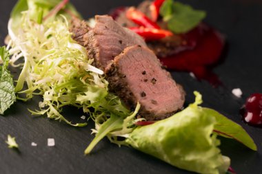 Taze salata ile kavrulmuş Dana
