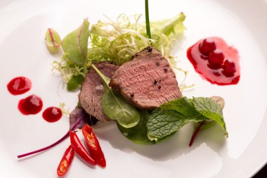 Taze salata ile kavrulmuş Dana