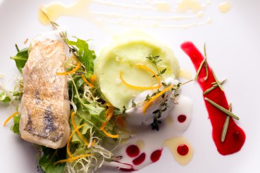 Püresi karnabahar ve patates ile balık