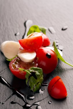 Mozzarella 'lı Caprese salatası