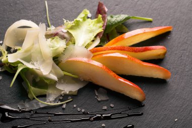 Karamelize armut ile taze sebze salatası