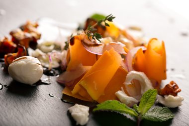 Taze kabak salatası