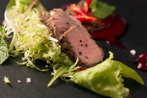 Carne asada con ensalada fresca —  Fotos de Stock