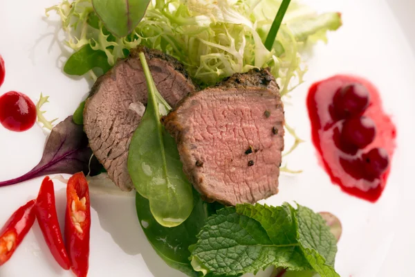 Geroosterd rundvlees met verse salade — Stockfoto