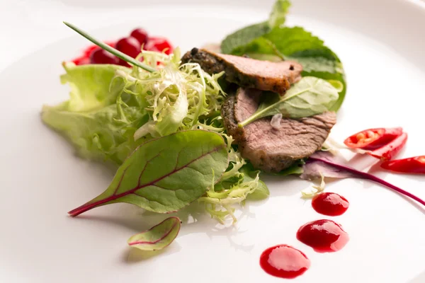 Ensalada caliente fresca con carne asada —  Fotos de Stock