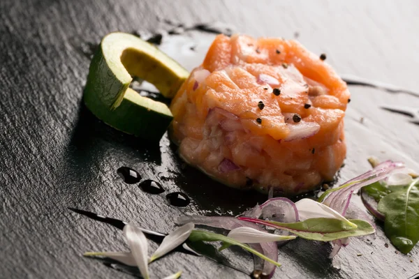 Tartare com salmão e cebola — Fotografia de Stock