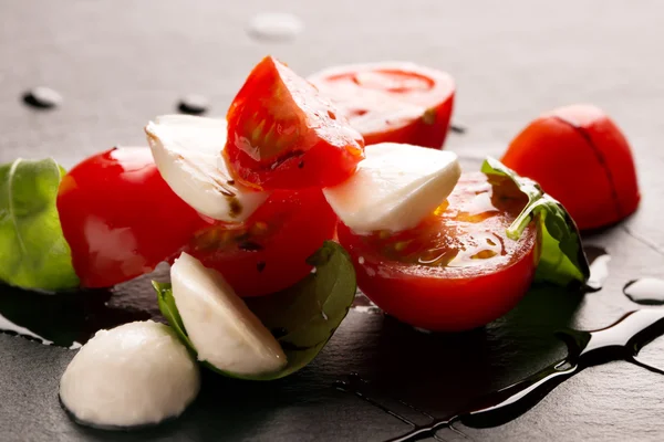 Caprese salát na talíři — Stock fotografie