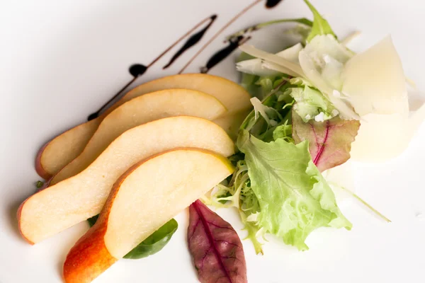 Ensalada de verduras frescas con pera caramelizada —  Fotos de Stock