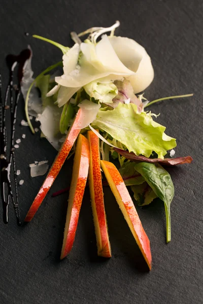 Ensalada de verduras frescas con pera caramelizada —  Fotos de Stock