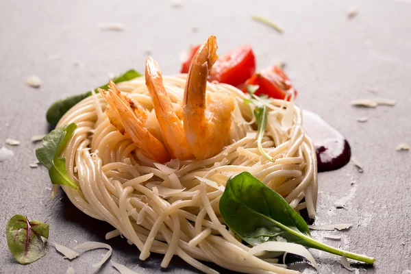 Espaguete com camarão e parmezan — Fotografia de Stock