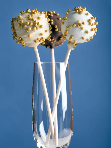 Drie taart POP's in het gejank glas — Stockfoto