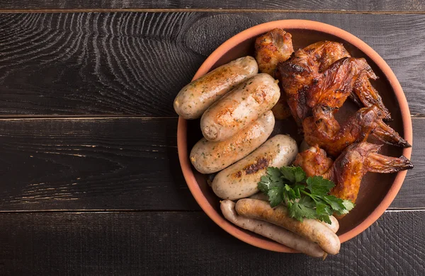 Prato de salsichas e asas de frango — Fotografia de Stock
