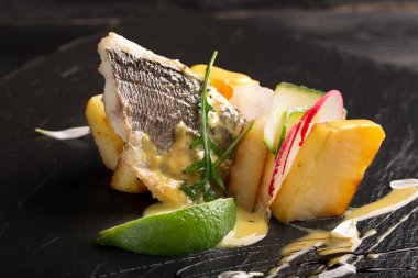 Fried dorado fırında patates ile 