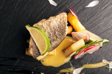 Fried dorado fırında patates ile