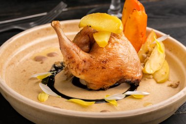 Bıldırcın uyluk meyve ile