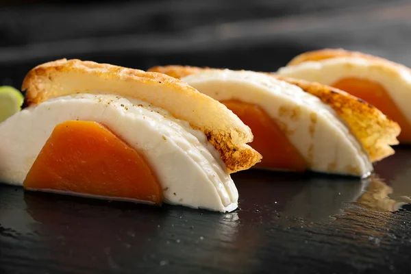 Бутерброди з сиром, варена морква — стокове фото