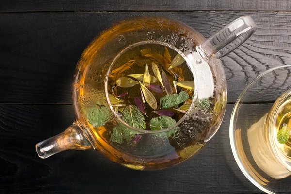 Tetera y taza con té de flores — Foto de Stock